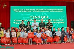 Chia sẻ y&ecirc;u thương, ấm t&igrave;nh bi&ecirc;n giới