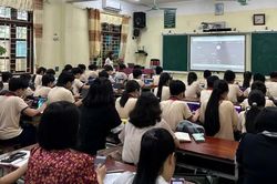 Hà Nội thí điểm đề án 4.500 tỷ: Học sinh lo quá tải, trường lo thiếu giáo viên