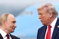 Tổng thống Mỹ Trump hứng chỉ tr&iacute;ch trước thềm bầu cử v&igrave; li&ecirc;n tục nới lỏng trừng phạt Nga