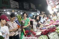 Chợ hoa đ&ecirc;m lớn nhất H&agrave; Nội nhộn nhịp kh&aacute;ch trước ng&agrave;y 20/10