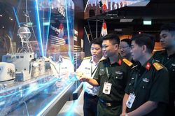 Sĩ quan trẻ Việt Nam kh&aacute;m ph&aacute; tổ hợp trường bắn đa nhiệm tại Singapore