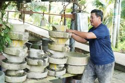 Độc lạ miền T&acirc;y: L&atilde;o n&ocirc;ng sưu tầm h&agrave;ng trăm chiếc cối xay