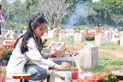 Người trẻ đến Nghĩa trang Liệt sĩ TPHCM đặt hoa, thắp hương nhớ ơn Anh h&ugrave;ng liệt sĩ