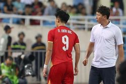 Danh sách tuyển Việt Nam: HLV Kim Sang Sik tính gì với Đình Bắc?