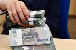 Lương hơn 300 triệu, nữ CEO bị cắt sạch tiền thưởng vì 'chân trong chân ngoài'