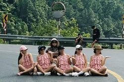 Xử phạt 6 người phụ nữ ngồi tạo dáng chụp ảnh giữa khúc cua trên đèo Hải Vân