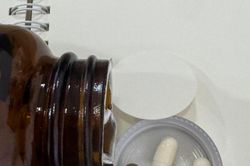 Người phụ nữ chi chục triệu đồng mua vi chất, c&agrave;ng uống c&agrave;ng lo