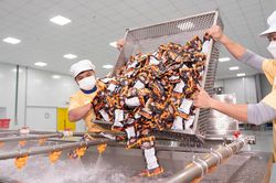 Sản phẩm Ăn Cùng Bà Tuyết bị tiêu hủy tại Nhật; tiệm vàng nói về việc trả tài sản