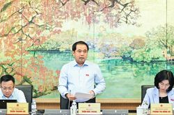 B&iacute; thư H&agrave; Nội đề nghị đại biểu hiến kế để 'th&agrave;nh phố của ch&uacute;ng ta' tăng trưởng hai con số