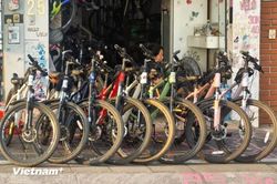 Phong trào đạp xe quanh Hồ Tây thu hút giới trẻ trước giờ làm việc