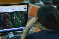 Thị trường chứng kho&aacute;n: Vượt qua v&ugrave;ng trũng th&ocirc;ng tin, VN-Index d&ograve; đ&aacute;y?