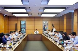Đẩy mạnh ph&acirc;n cấp triệt để v&agrave; khơi th&ocirc;ng nguồn lực ph&aacute;t triển kinh tế-x&atilde; hội