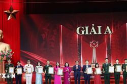 Lễ trao giải Cuộc thi ch&iacute;nh luận về bảo vệ nền tảng tư tưởng của Đảng lần thứ 6