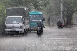 Mưa to cục bộ tr&ecirc;n đất liền v&agrave; gi&oacute; giật mạnh tr&ecirc;n nhiều v&ugrave;ng biển