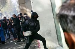 Paris hỗn loạn vì biểu tình giá sinh hoạt, đám đông đeo mặt nạ vét sạch cửa hàng