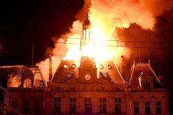 T&ograve;a thị ch&iacute;nh 143 năm tuổi bị người biểu t&igrave;nh thi&ecirc;u rụi, Tổng thống Ph&aacute;p Macron thề sẽ trừng phạt