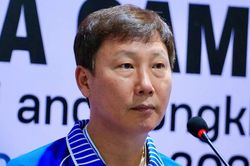 HLV Kim Sang Sik tạm chia tay