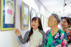 Giới thiệu c&aacute;c t&aacute;c phẩm k&yacute; họa ch&acirc;n dung Mẹ Việt Nam Anh h&ugrave;ng nh&acirc;n dịp 20/10
