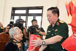 Đại tướng Nguyễn Trọng Nghĩa dự chương tr&igrave;nh d&acirc;n vận ở T&acirc;y Ninh