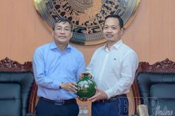 B&iacute; thư Tỉnh ủy Trần Tiến Dũng tiếp, l&agrave;m việc với Thứ trưởng Thường trực Bộ Ngoại giao
