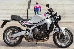 Yamaha XSR900 2027 lột xác với màu trắng Neon cực nổi bật