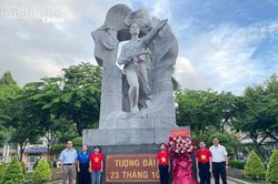 Hơn 70 c&aacute;n bộ, gi&aacute;o vi&ecirc;n, học sinh Trường THCS T&acirc;y Nha Trang tham gia &ldquo;H&agrave;nh tr&igrave;nh đến địa chỉ đỏ&rdquo;