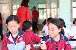 Tạo điều kiện cho học sinh v&ugrave;ng kh&oacute; L&acirc;m Đồng từ m&ocirc; h&igrave;nh b&aacute;n tr&uacute;