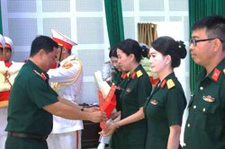 Qu&acirc;n khu 7 trao quyết định tuyển dụng 55 gi&aacute;o vi&ecirc;n cho Ph&acirc;n hiệu 1, Trường Thiếu sinh qu&acirc;n miền Nam