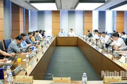 Tập trung th&aacute;o gỡ điểm nghẽn, n&acirc;ng cao hiệu quả điều h&agrave;nh kinh tế - x&atilde; hội năm 2027