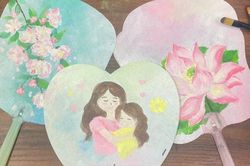 Vẽ hoa tr&ecirc;n quạt tặng người th&acirc;n