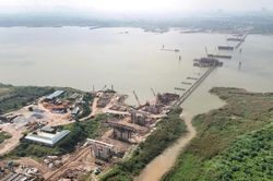 Hà Nội: Đại công trường cầu Thượng Cát hối hả bắc nhịp qua sông Hồng