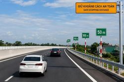 To&agrave;n cảnh giao th&ocirc;ng 18/10: Nhiều cao tốc phải bổ sung biển b&aacute;o khoảng c&aacute;ch an to&agrave;n