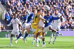 Thủ m&ocirc;n Emiliano Martinez trấn an người h&acirc;m mộ sau chấn thương kinh ho&agrave;ng