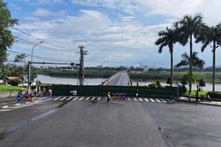 Đ&oacute;ng đường, cấm xe qua lại c&acirc;y cầu hơn 60 năm tuổi ở Quảng Ng&atilde;i