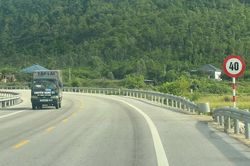 Đề nghị r&agrave; so&aacute;t, th&aacute;o dỡ biển b&aacute;o hạn chế tốc độ tr&ecirc;n tuyến đường ven biển ở Nghệ An