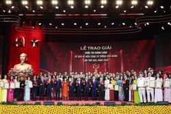 Thường trực Ban B&iacute; thư Trần Cẩm T&uacute; dự Lễ trao giải Cuộc thi ch&iacute;nh luận về bảo vệ nền tảng tư tưởng của Đảng lần thứ 6