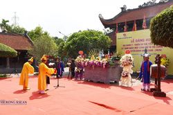 D&acirc;ng hương đại danh y Tuệ Tĩnh v&agrave; tiến sĩ Nguyễn Danh Nho tại đền Bia