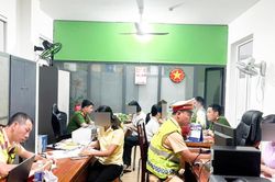 Ngồi giữa đ&egrave;o Hải V&acirc;n chụp ảnh, 6 phụ nữ bị xử phạt