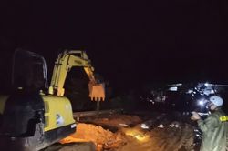 Công an xã ở Lâm Đồng giúp dân khắc phục hậu quả sạt lở