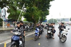 Mang hung khí, chạy xe tốc độ cao rồi quay lại… đăng lên Tiktok