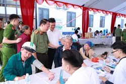 C&ocirc;ng an Lạng Sơn phối hợp Bệnh viện Đại học Y H&agrave; Nội kh&aacute;m bệnh cho nh&acirc;n d&acirc;n x&atilde; bi&ecirc;n giới