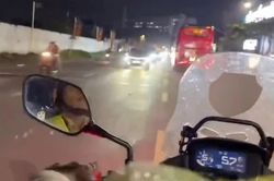 Cảnh s&aacute;t giao th&ocirc;ng hỗ trợ đưa người phụ nữ đến bệnh viện cấp cứu