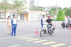 Tr&ecirc;n 220 c&ocirc;ng chức, vi&ecirc;n chức được hướng dẫn kỹ năng l&aacute;i xe an to&agrave;n