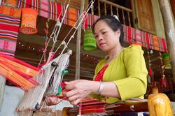 Trưng bày, trải nghiệm nghề dệt thổ cẩm, trang phục Mường xã Thạch Quảng