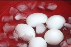 Luộc trứng đừng cho lu&ocirc;n v&agrave;o nồi, nhớ l&agrave;m điều n&agrave;y trước trứng sẽ cực dễ b&oacute;c vỏ m&agrave; c&ograve;n kh&ocirc;ng bị nứt