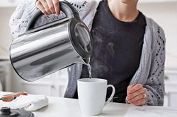 6 thói quen tưởng vô hại nhưng lại khiến ấm siêu tốc nhanh hỏng
