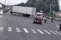 Tài xế xe tải gây tai nạn chết người, xuống kéo nạn nhân ra khỏi gầm xe rồi lái xe bỏ chạy