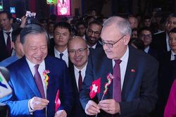 Tổng B&iacute; thư, Chủ tịch nước T&ocirc; L&acirc;m đưa Tổng thống Thụy Sĩ dạo quanh hồ Ho&agrave;n Kiếm