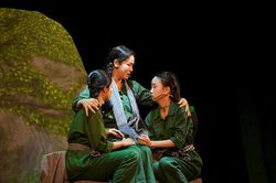 'Cuốn truyện bị đốt': H&agrave;nh tr&igrave;nh t&igrave;m lại sự thật từ những trang viết