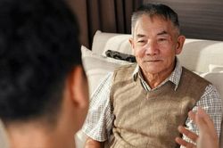 Tôi phát hiện bí mật đen tối của bố vợ nhưng nghe lời đề nghị hấp dẫn của ông khiến tôi khó chối từ